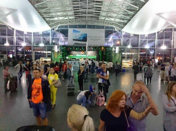 "Стоят под открытым небом". В "Борисполе" на сутки застряли 170 пассажиров