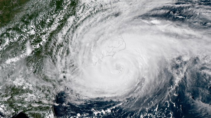 Ураган «Флоренс» в США «утопил» ведущую прогноза погоды - видео