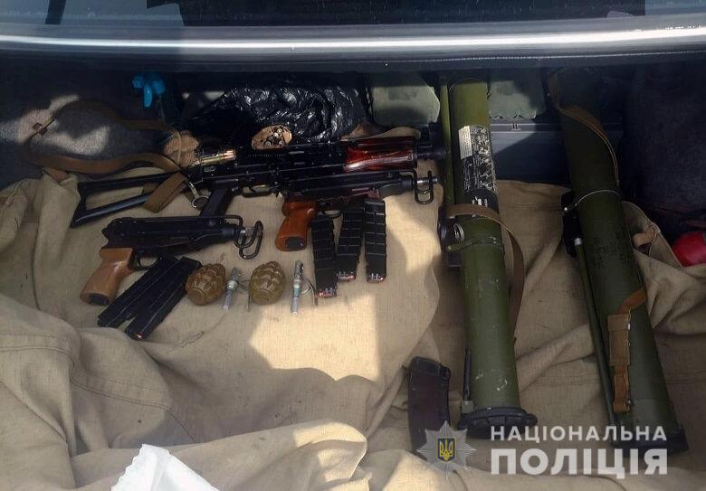 В Киеве задержали мужчину за сбыт оружия и боеприпасов, привезенных из района ООС