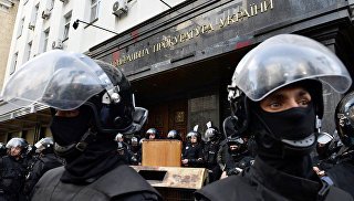 Сотрудники полиции у здания генеральной прокуратуры Украины во время акции протеста. Архивное фото