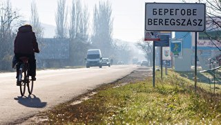 Надписи на украинском и венгерском языках на указателе в городе Берегово в Закарпатской области Украины