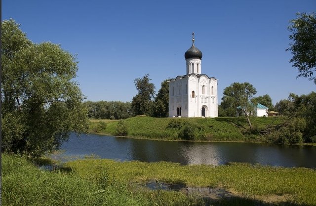 Церковь Покрова-на-Нерли (вторая половина XII века) — старейшая церковь в честь праздника Покрова Богоматери. Владимирская область, поселок Боголюбово