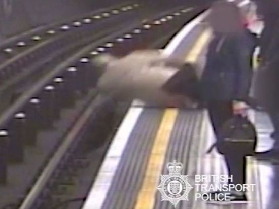 Шизофреник толкнул под поезд лондонского метро экс-главу Евротоннеля