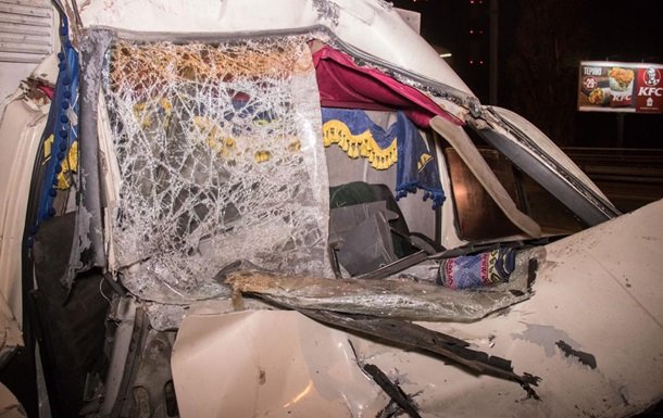 В Киеве Газель с хлебом врезалась в грузовик