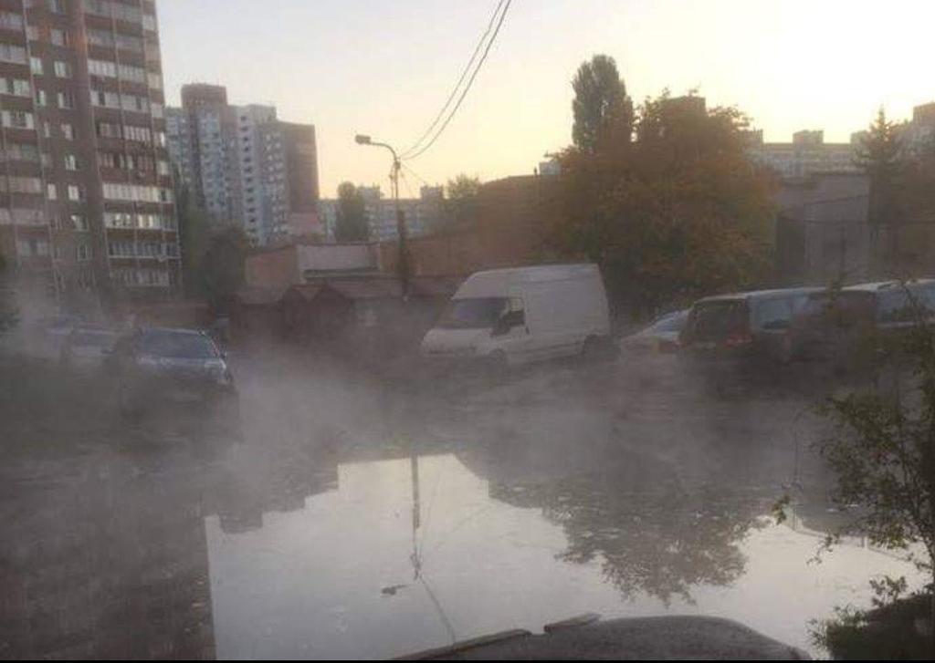 В Киеве прорвало трубы с горячей водой: фото