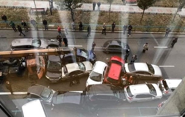 В Киеве кран без тормозов смял десятки авто