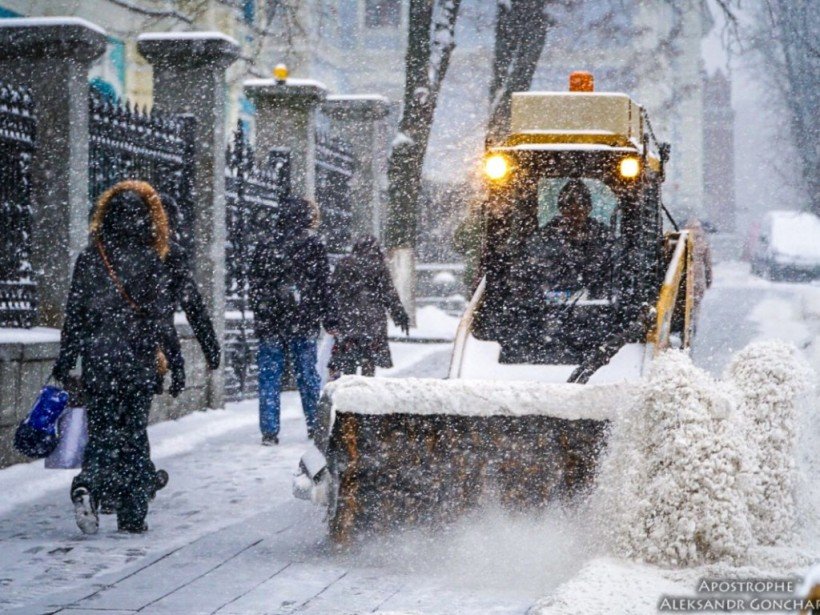 Из-за снегопада ограничили въезд в Киев большегрузного транспорта