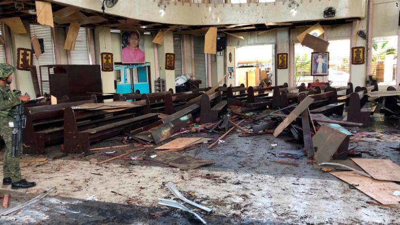 На Филиппинах взорвали католический собор во время мессы: 27 жертв. Жуткие фото
