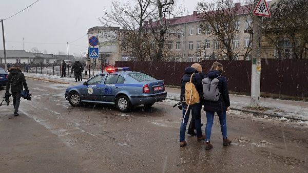 Автомобиль полиции у школа в Столбцах, где произошло нападение