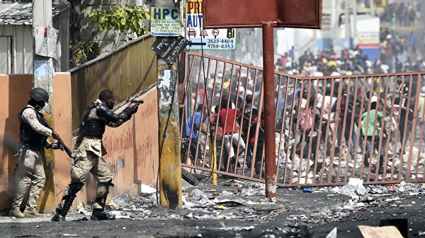 Полиция сдерживает толпу во время протеста на Гаити