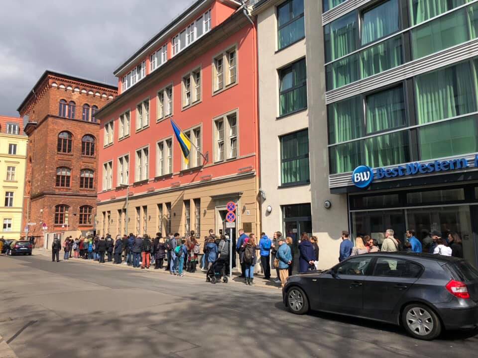Выборы в Украине - ​Украинцы в Германии устроили ажиотаж вокруг выборов президента: впечатляющие фото