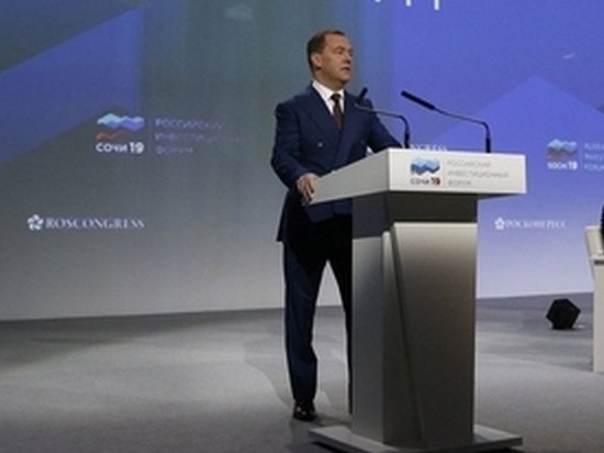 Медведев прокомментировал идею Володина об изменении Конституции