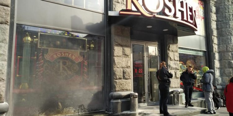 В ценре Киева подожгли магазин