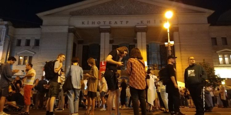 В кинотеатре "Киев" заявили о рейдерском захвате. Протестующие против закрытия кинотеатра заблокировали дорогу