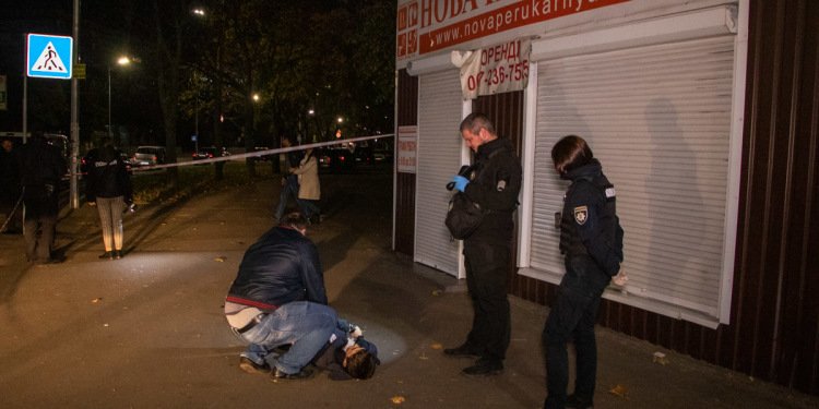 Фото и видео, как на Левобережной в Киеве после драки на улице умер парень