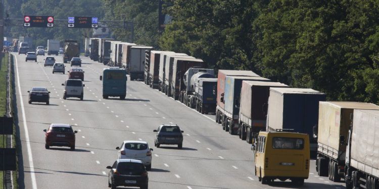 В Киеве ограничат ограничат въезд грузовиков в город - новости Киева
