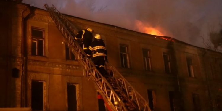 Спасатели больше 2 часов тушили пожар в центре Киева: видео - новости Украины, Киев