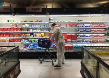 Мужчина совершает покупки в крупном супермаркете в Ухане.