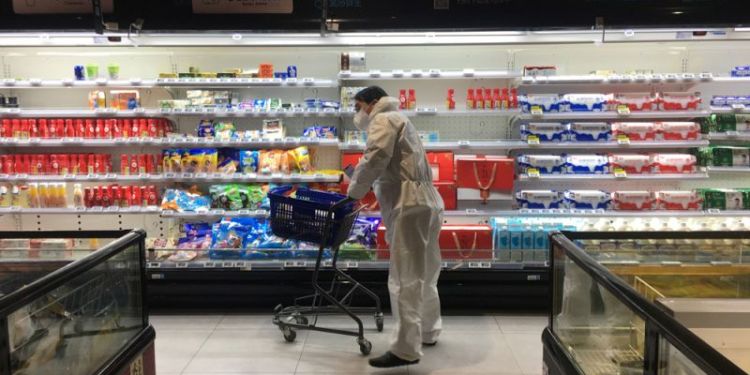 Мужчина совершает покупки в крупном супермаркете в Ухане.