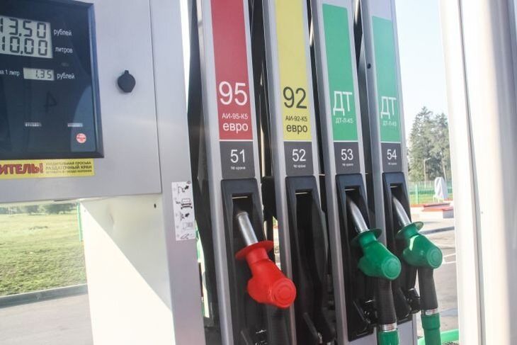 Больше месяца в Беларуси не меняются цены на топливо.