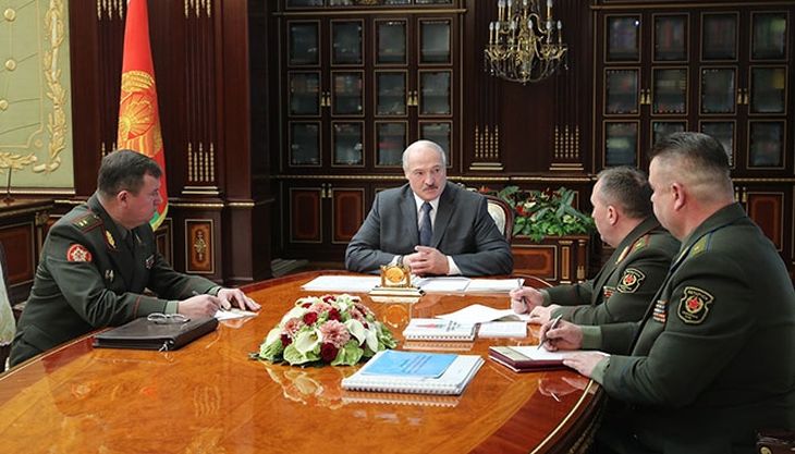 «Никакой чрезмерщины». Лукашенко предупредил силовиков, что лишних денег на армию нет