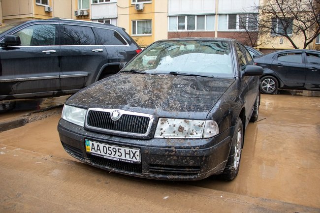 В Киеве затопило жилой массив: автомобили плавали в грязи (фото и видео)