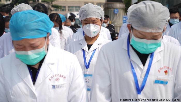 Китайские врачи и минута молчания в память о погибших от коронавируса 