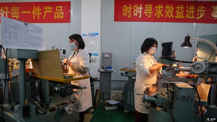Китайские рабочие на производстве 