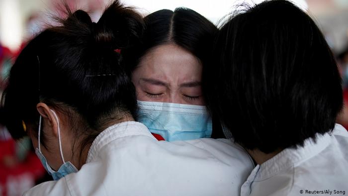Медсестры в масках с флагами КНР обнимаются и плачут