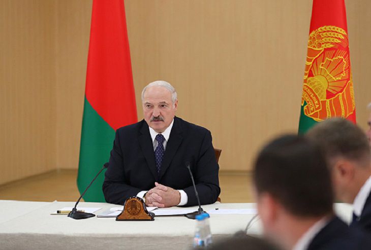 «Завтра вы можете озолотиться». Лукашенко рассказал, что нужно покупать белорусам во время пандемии коронавируса.
