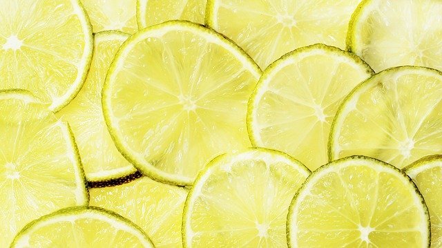 Лимон укрепляет иммунитет, помогает справиться с истощением (нервным и физическим), обладает антисептическими свойствами.