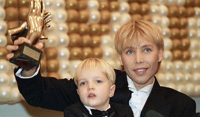 Сергей Зверев со своим сыном на VI Официальной церемонии вручения Национальной Российской премии «Овация» за успехи в 1997 году в области зрелищ и популярной музыки.