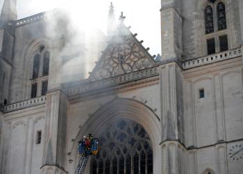 18 июля во Французском городе Нант возник пожар в соборе святых Петра и Павла / REUTERS