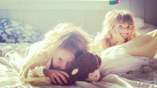 две девочки в кровати