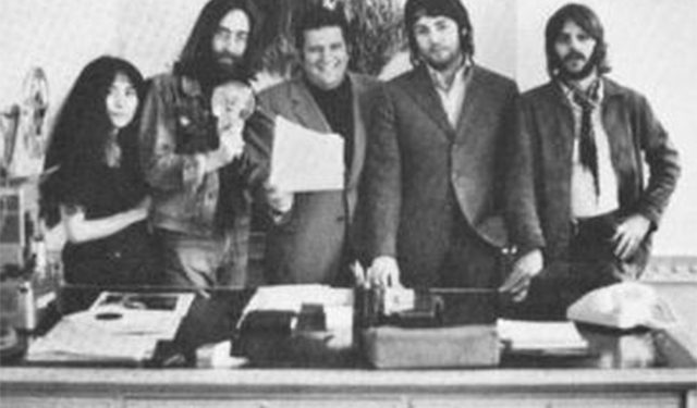 The Beatles с менеджером Алленом Клейном (в центре).