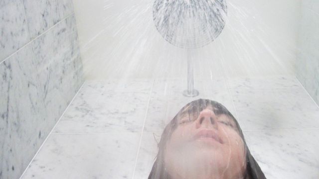 Женщина под душем