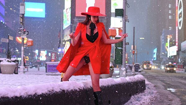 Женщина во время снегопада на Таймс-сквер