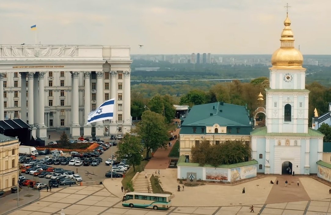 Над Киевом пролетел огромный флаг Израиля: видео и фото акции