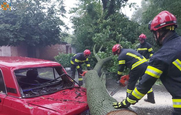 nepogoda v hmelnitskoj oblasti povalennye derevya i podtopleny doma.jpg