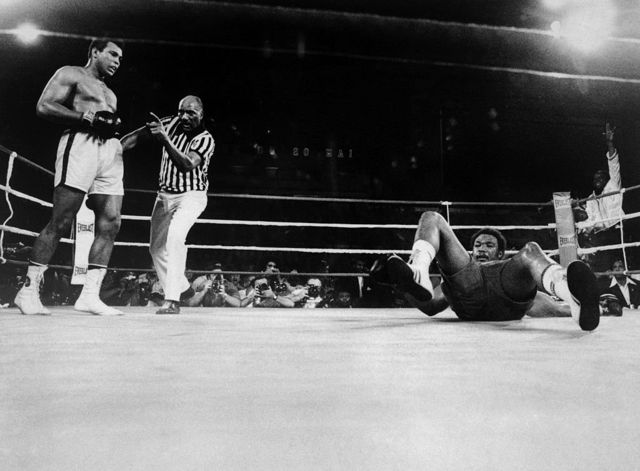 Али отправляет Джорджа Формана в нокдаун, от которого тот уже не сумел оправиться. Завершение эпического боя 