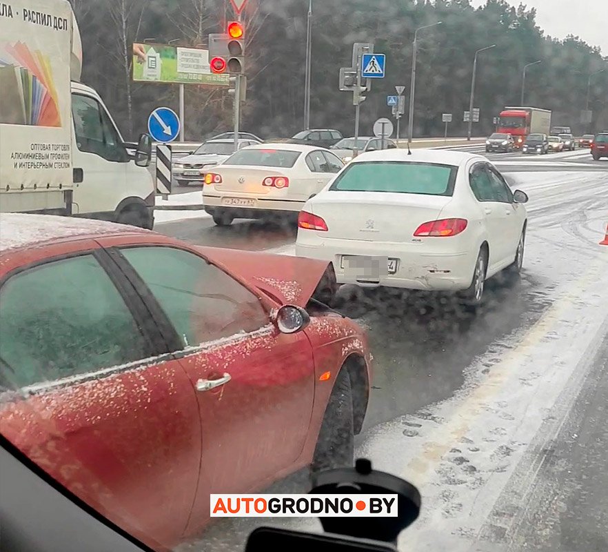 Почти День жестянщика утром в разных районах Гродно серьезно бились автомобили