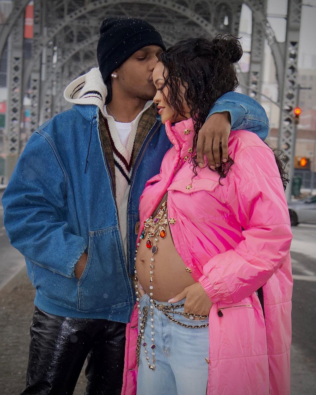 Рианна рассказала о своей беременности, выйдя так на прогулку с бойфрендом A$AP Rocky. Фото: Instagram.com/badgalriri/