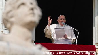 Папа римский Франциск во время проповеди на площади Святого Петра