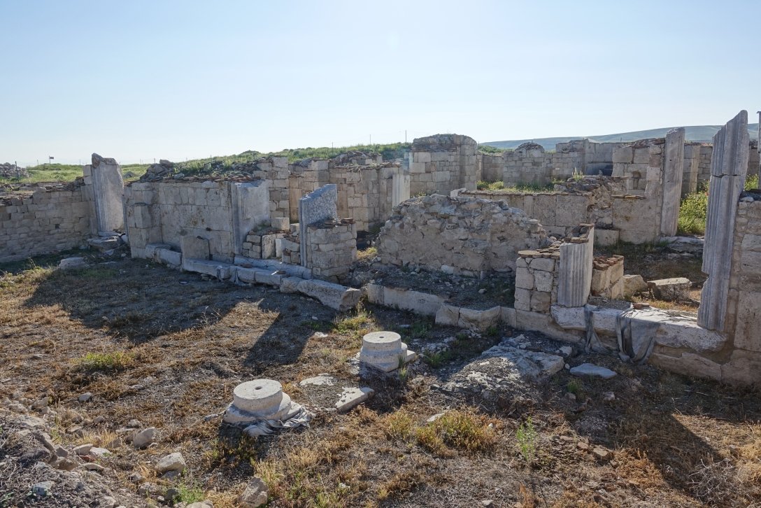 раскопанные постройки, город Аморий, снимок