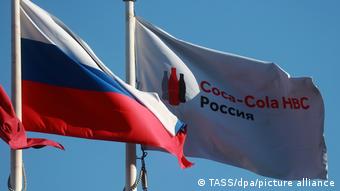 Флаг России и флаг с логотипом Coca-Cola