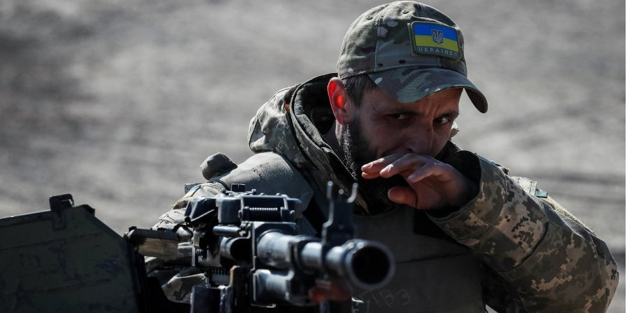 Украинский военный на позиции в Киевской области (Фото:REUTERS/Gleb Garanich)