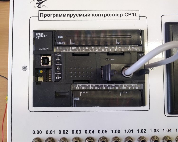 Промышленный контроллер Omron CP1L