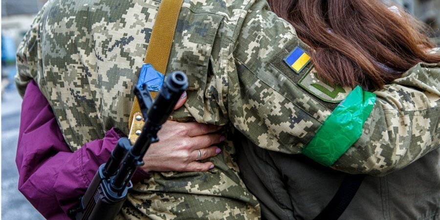 Дочь и жена обнимают украинского военного перед отправкой на передовую. Ужгород (Фото:REUTERS/Serhii Hudak)
