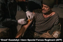 Один из раненых украинских военнослужащих на территории завода «Азовсталь»