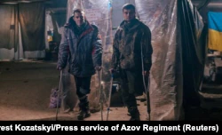 Двое раненых украинских военнослужащих на территории завода «Азовсталь» в Мариуполе, 10 мая 2022 года
